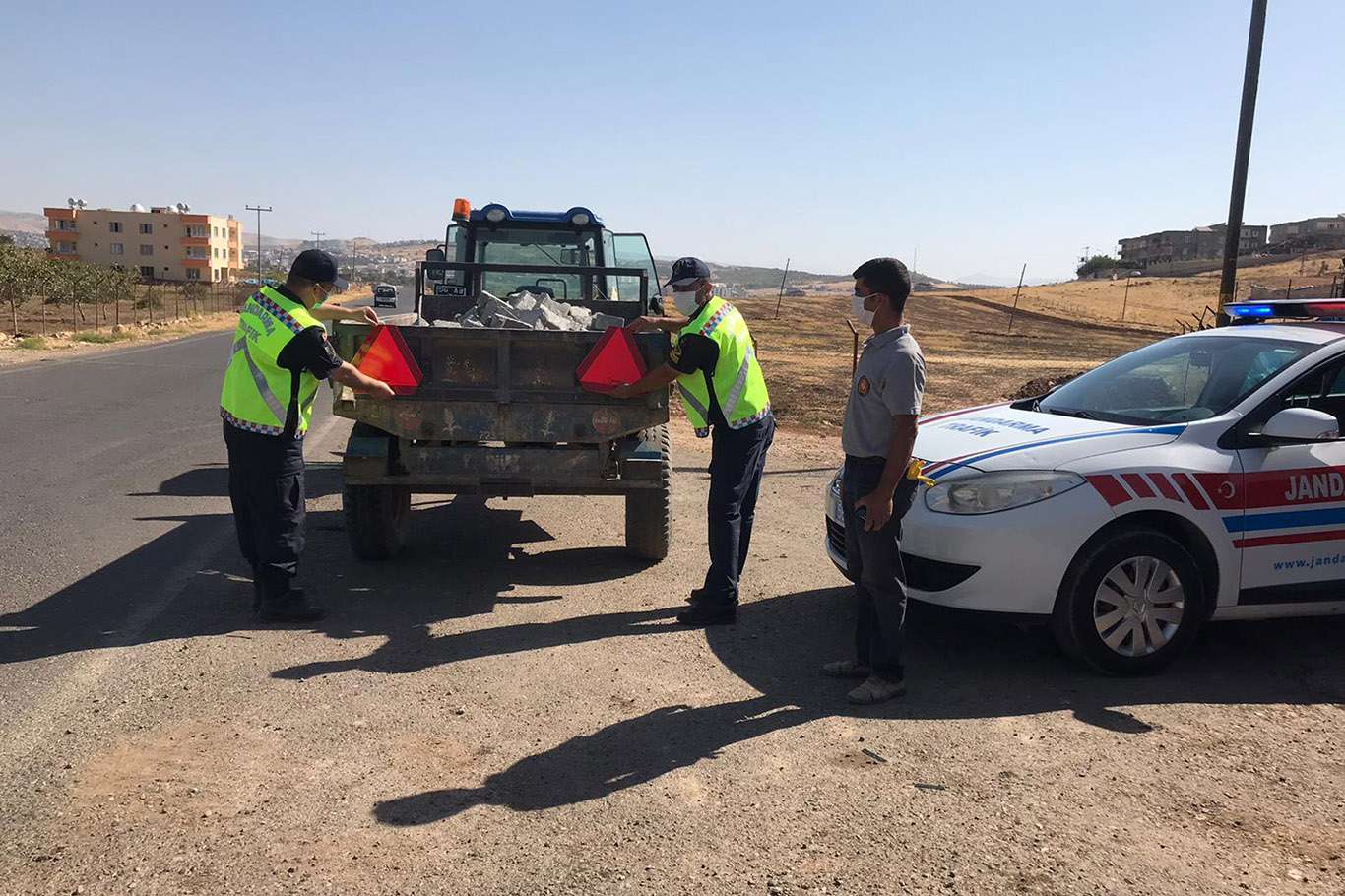 Kamyon ve traktör sürücülerine reflektör dağıtımı yapıldı Kamyon ve traktör sürücülerine reflektör dağıtımı yapıldı
